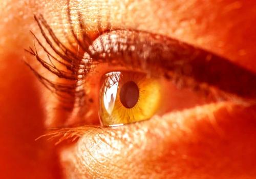 Новая терапия красным светом может частично восстановить остроту зрения, утраченную с возрастом